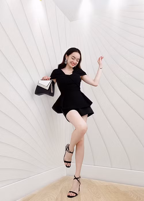 So với đàn chị hơn 9 tuổi Ninh Dương Lan Ngọc, Kaity Nguyễn quyến rũ không kém cạnh.