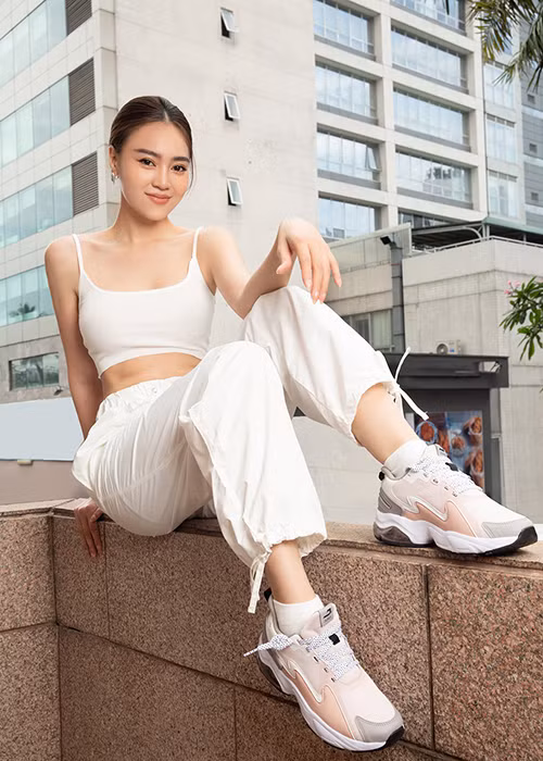 Trước đây, vì làm việc quá sức, Lan Ngọc sở hữu thân hình gầy gò. Sau đó, cô nghỉ ngơi, ăn uống điều độ để lấy lại vóc dáng.
