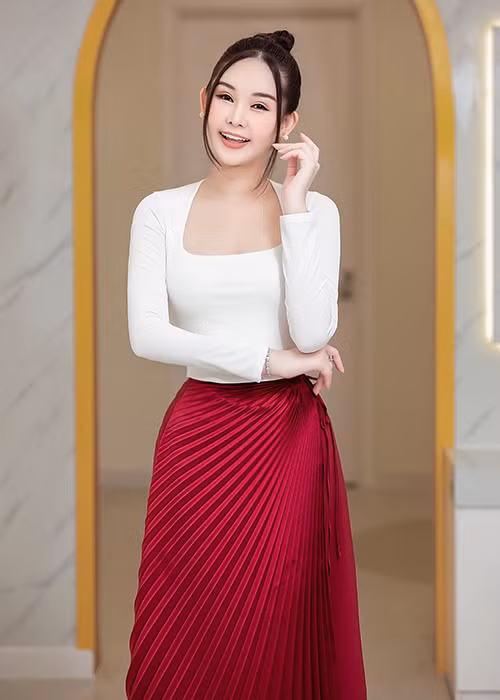 Gương mặt của cô thanh thoát, tự nhiên hơn thời bị chê môi sưng căng phồng.