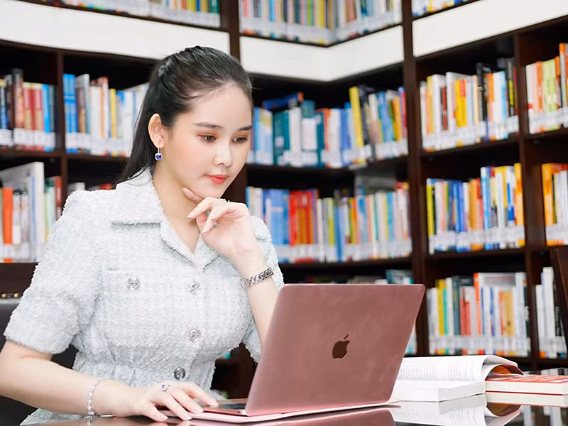 Ngân Anh luôn cố gắng trau dồi kiến thức và các kỹ năng mềm để phục vụ công việc dạy học.