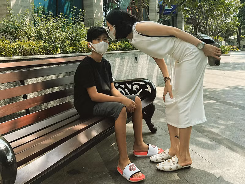 Bé Bo không đón Tết cùng mẹ. Lệ Quyên chia sẻ, con trai muốn ra cùng nhưng cô không dám cho con theo. Đây là lần đầu tiên nữ ca sĩ xa con. "Dịch không phức tạp thì mẹ con mình đang ôm nhau ở Hà Nội rồi, ai cũng nhắc Bo đâu, nhưng chắc ở Sài Gòn ấm áp nên an toàn hơn. Hôm nay trời trở lạnh làm mẹ nhớ em quá", nữ ca sĩ tâm sự.