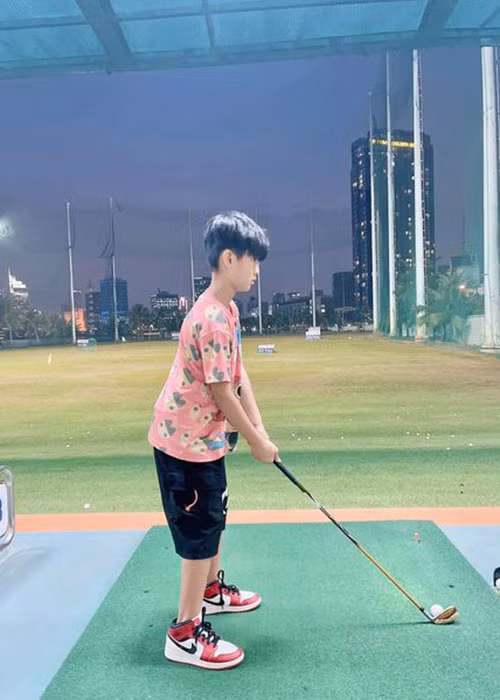 Cậu nhóc vẫn nhận được sự yêu thương của cả bố lẫn mẹ.