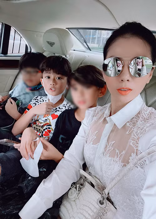 "Con trai tôi là người rất mạnh mẽ và cá tính. Nếu thấy mẹ trả lời đủ nội dung cần nghe, bạn ấy sẽ bảo "được rồi mẹ ạ". Con cực kỳ giống tôi - mạnh mẽ, hiểu chuyện", Lệ Quyên kể.