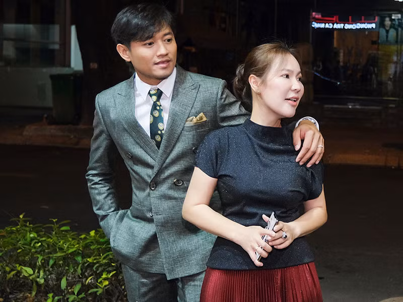 Bà xã của Quý Bình còn cho hay: "Là một người vợ tôi phải có sự thông cảm cho nghề nghiệp của anh Bình. Thấy chồng vất vả với công việc tôi càng thấy thương nhiều hơn. Cơ hội trong nghề đâu phải lúc nào cũng đến. Anh có những dự án, hợp đồng phim tôi càng mừng cho anh chứ không nghĩ phải tủi thân hay ghen tuông”. Ảnh: Dân Việt