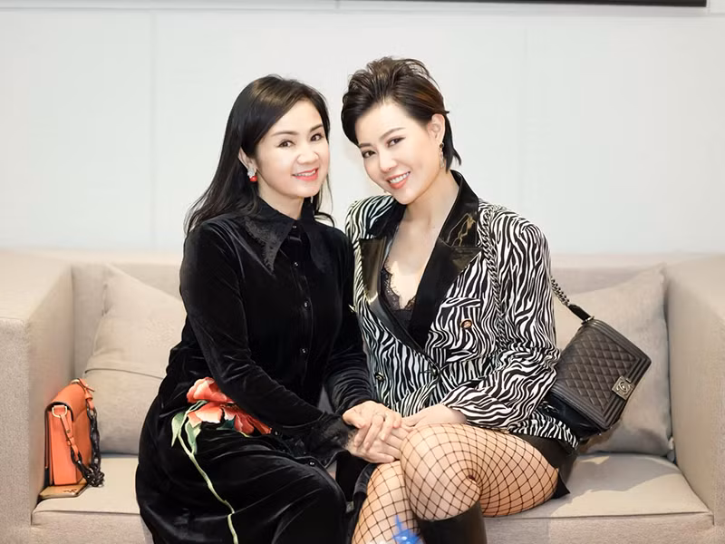 Thanh Hương hội ngộ diễn viên Thu Hà. Cả hai đóng chung phim "Hướng dương ngược nắng". Trên phim, An của Thanh Hương là người được bà Bạch Cúc (NSND Thu Hà) cài vào Cao Dược để thử lòng Kiên.