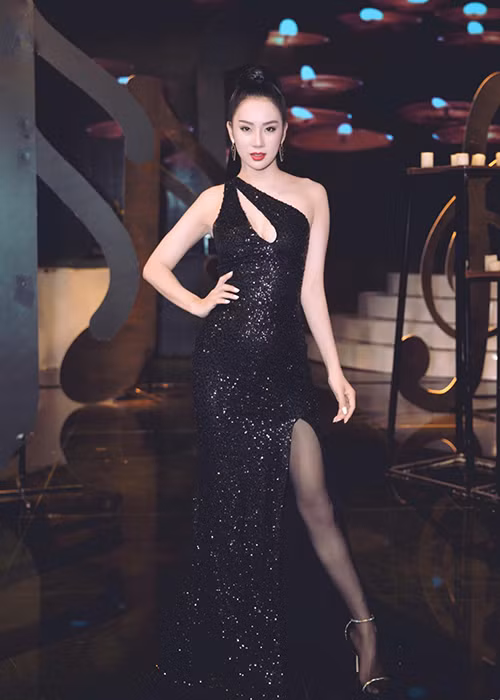 Nữ vũ công ăn diện vô cùng gợi cảm khi dự sự kiện.