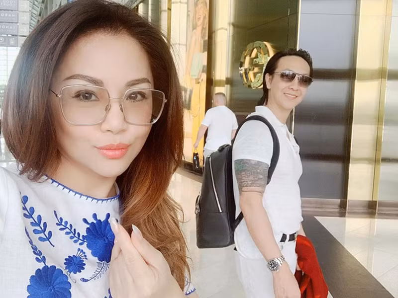  Em gái Cẩm Ly lặng lẽ kết hôn sau một thời gian tìm hiểu. Tuy nhiên, chung sống được 16 năm, Minh Tuyết và doanh nhân Diệp Nghi Keith mới quyết định tổ chức hôn lễ.