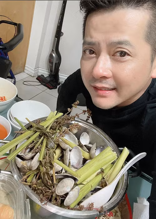 Đầu tháng 2, Hoàng Anh chia sẻ, Thắm Bebe là người duy nhất đang bên anh. Nam diễn viên còn bày tỏ, thời gian qua nếu không có Thắm Bebe bên cạnh thì anh không còn là chính mình.