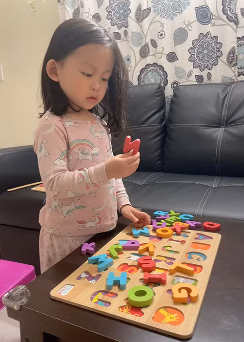 “Từ lúc đi đến giờ chưa hề hỏi thăm con mình, Tết cũng chưa một lời hỏi thăm, ở đâu ra nhận máu mủ ruột thịt. Chẳng lẽ nuôi sẵn cho lớn khôn rồi về nhận con, không bao giờ có chuyện đó đâu”, Quỳnh Như nói.
