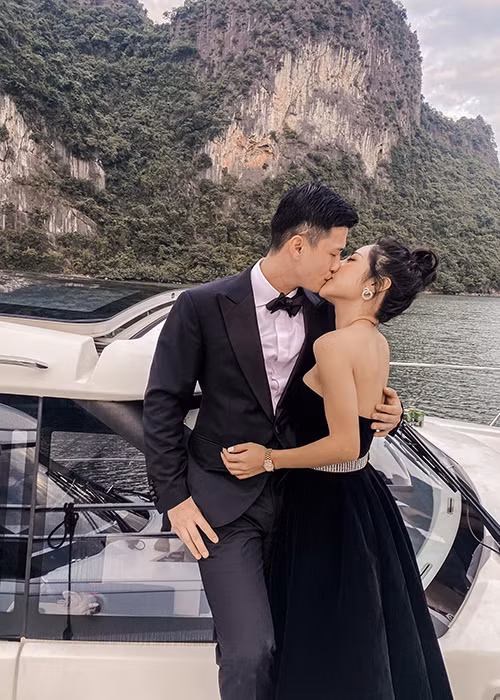 Trên trang cá nhân, đôi uyên ương thường xuyên khoe ảnh tình tứ khiến nhiều người phát ghen.