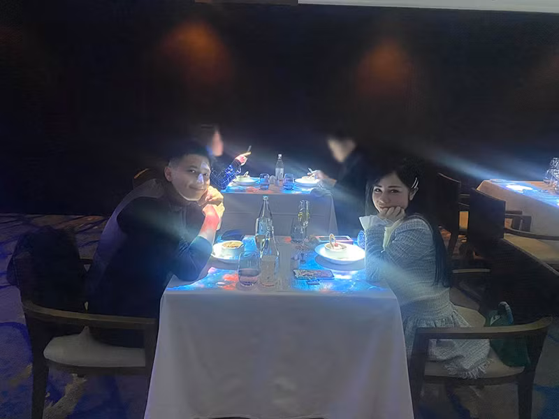 Cả hai có những buổi hẹn hò đầy lãng mạn.