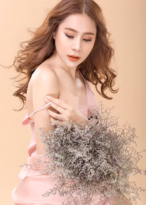 Hồ Bích Trâm có gương mặt sắc sảo cùng vóc dáng gợi cảm.