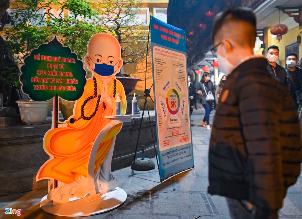 Nhiều banner cỡ lớn được dựng lên ở nhiều nơi trong sân chùa Quán Sứ với nội dung nhắc nhở người dân thực hiện đúng quy định 5K của Bộ Y tế.
