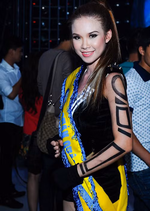 Khởi My đắt show nhờ giải thưởng quán quân Gương mặt thân quen 2013 cùng loạt bài hát được yêu thích như: “Gửi cho anh”, “Vì sao”, “Người yêu cũ”.
