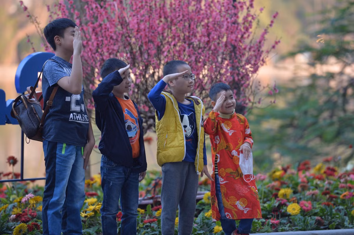 4 em nhỏ tháo khẩu trang khi chụp ảnh.