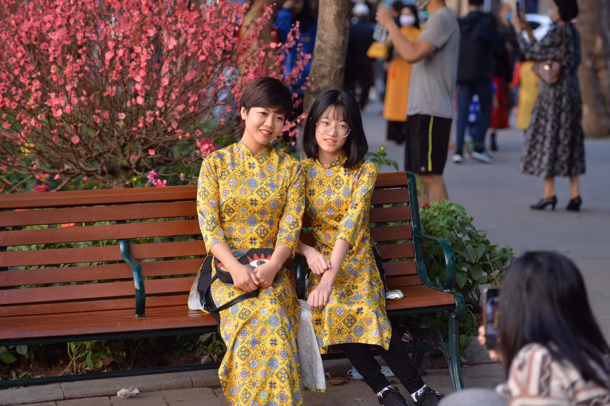 2 cô giáo mặc áo dài đôi chụp ảnh trong chiều mùng 1 Tết.