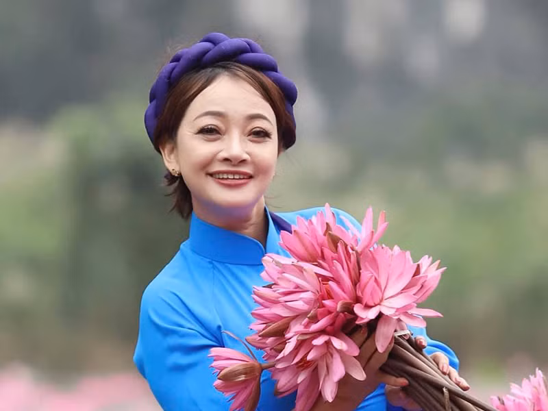 Nữ nghệ sĩ luôn coi nghệ sĩ Khải Hưng như một người thầy. “Tôi có vị trí như hôm nay, được khán giả biết đến là nhờ anh”, Trà My chia sẻ trên Gia đình &amp; xã hội.