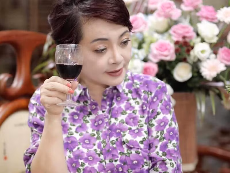 Nghệ sĩ Trà My kết hôn với nghệ sĩ cải lương Quản Trọng Bính vào năm 1986. Theo An ninh thủ đô, cặp đôi có một cậu con trai sau 15 năm làm đám cưới.