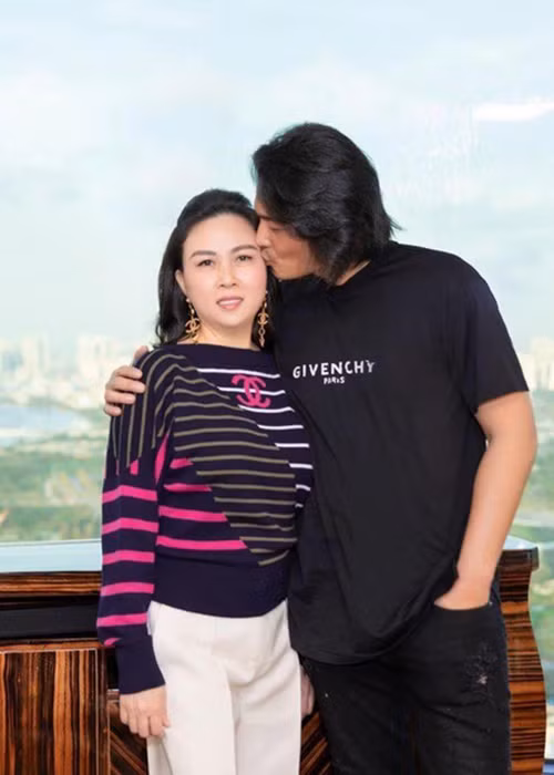 Bên cạnh đó, Quách Ngọc Ngoan còn hết lòng yêu thương hai con gái riêng của Phượng Chanel.