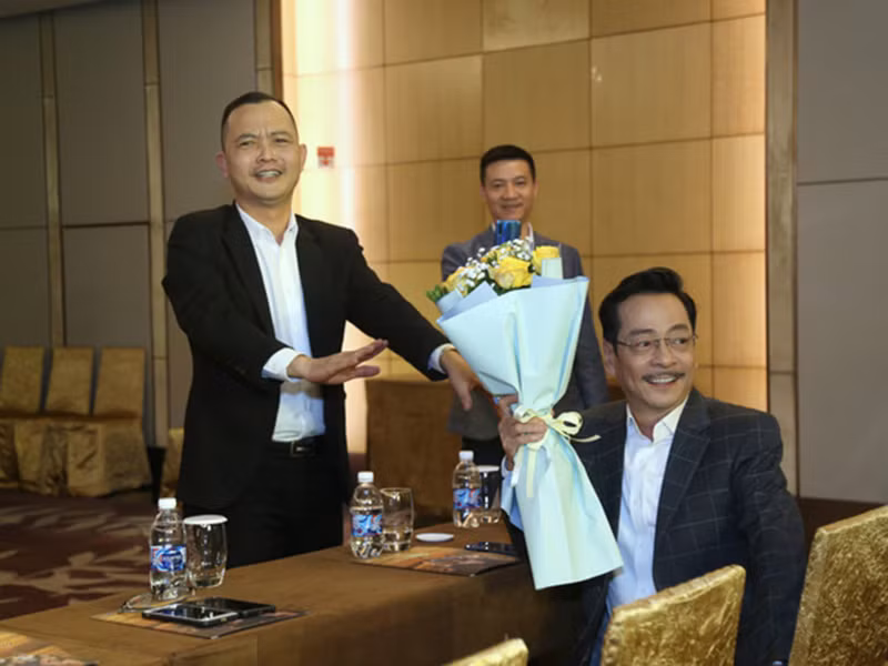 Theo Thể thao văn hóa, cuối năm 2020, khi quay "Trở về giữa yêu thương", nghệ sĩ Hoàng Dũng nhập viện điều trị. Ban đầu ông bị đau lưng, lan xuống chân. Tại buổi họp báo, NSND Hoàng Dũng phải nhờ người dìu lên sân khấu. Ảnh: VTV