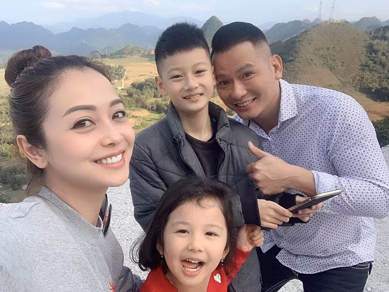 Bảo Nam từng về Việt Nam sống cùng mẹ với bố dượng.