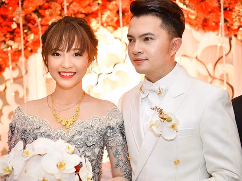 Hon nhan cua ca si Nam Cuong the nao sau tin don gioi tinh?