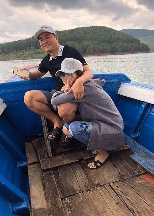 Oanh Yến chia sẻ trên Dân Việt, ông xã biết cô từ khi cô còn hoạt động trong nghề người mẫu. Sau đó, anh chủ động liên hệ qua Facebook để cả hai gặp gỡ. Ảnh: Phụ nữ Việt Nam