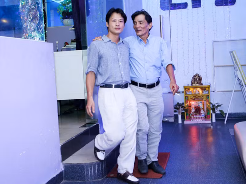 Theo Dân Việt, Thanh Tùng sống với ông bà nội từ nhỏ. Do Tương Tín liên tục đi đóng phim nên không ở gần con trai. Lớn hơn một chút, con trai Thương Tín về ở với mẹ. Sau đó, mẹ của Thanh Tùng sang Mỹ định cư, anh ở lại Việt Nam. Ảnh: Zing
