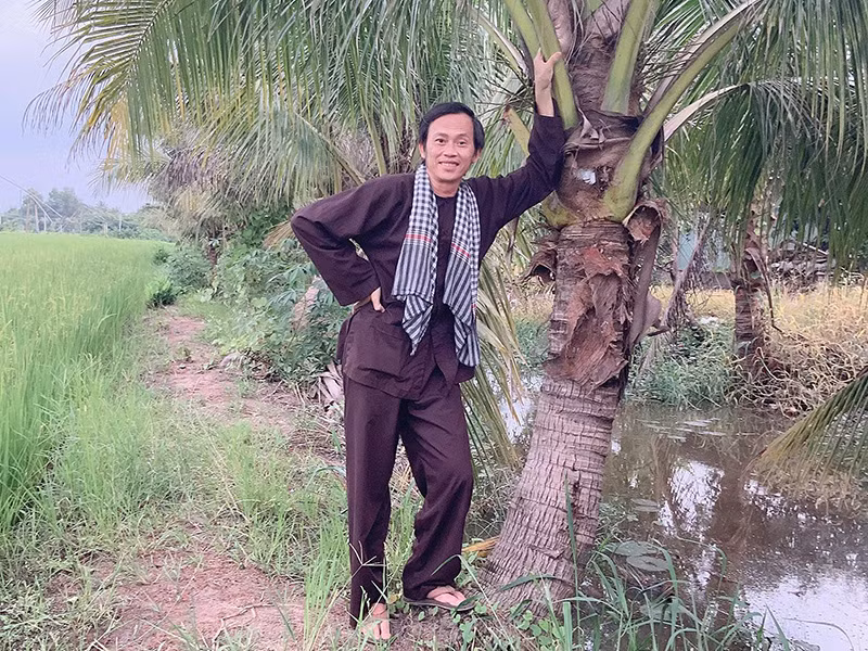 Không đóng phim, tham gia gameshow nhưng Hoài Linh vẫn đi diễn tỉnh. “Mỗi tuần, tôi vẫn nhận từ 1 đến 2 show ở các tỉnh. Nói chung, tôi không bao giờ bỏ sân khấu, trừ khi có ai quánh tôi chết thì thôi, chớ sân khấu là đam mê, làm sao mà bỏ được”, Hoài Linh cho hay.