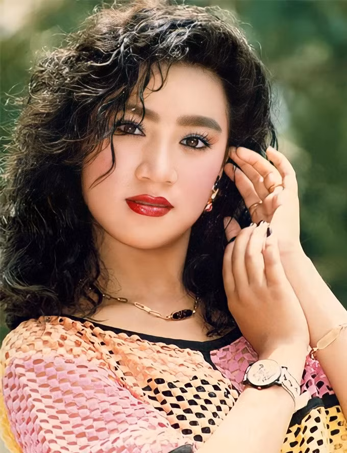 Khi đang ở thời kỳ nở rộ về nhan sắc và được nhiều người biết đến, Y Phụng khiến khán giả tiếc nuối khi quyết định sang định cư tại Mỹ. Ảnh: NSCC.