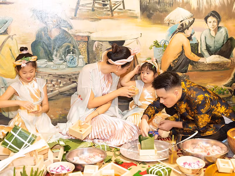 Con gái đầu lòng của Hương Giang tỏ ra thích thú với công đoạn làm bánh chưng xanh.