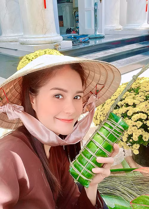 "Cứ như truyền thống gia đình vậy nhỉ. Để mẹ dạy các con công dung ngôn hạnh như mẹ nha", Đoàn Di Băng chia sẻ.