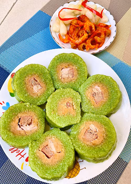 Đoàn Di Băng khoe thành quả làm bánh.