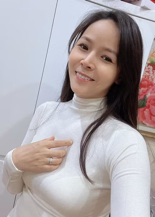 Trên Vietnamnet, Diễm Hương cho biết, cô từng mở cửa hàng quần áo, cứ vài ngày lại sang Quảng Châu lấy hàng. Công việc kinh doanh của cô khá thuận lợi nhưng sau đó nữ diễn viên đành bỏ dở vì bận quay phim.