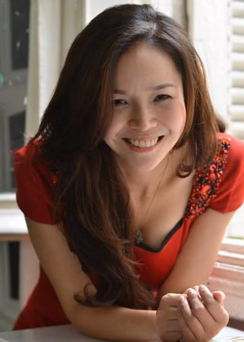 Nữ diễn viên tốt nghiệp đại học Sân khấu Điện ảnh rồi về đầu quân cho Nhà hát Kịch Việt Nam.