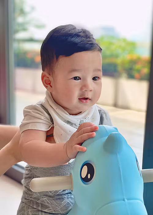Bé Sophie và bé Liam đều có vẻ ngoài đáng yêu.