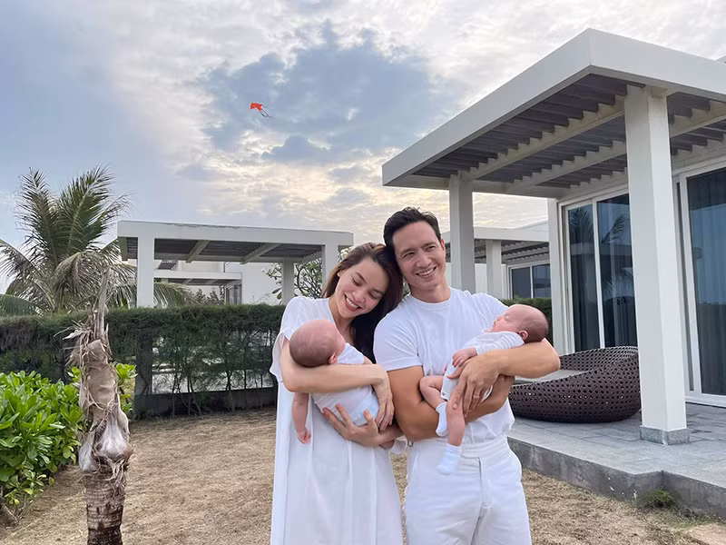 Có bố mẹ là cặp sao nổi tiếng Hồ Ngọc Hà - Kim Lý, bé Lisa và bé Leon là những nhóc tì " ngậm thìa vàng" của Vbiz.