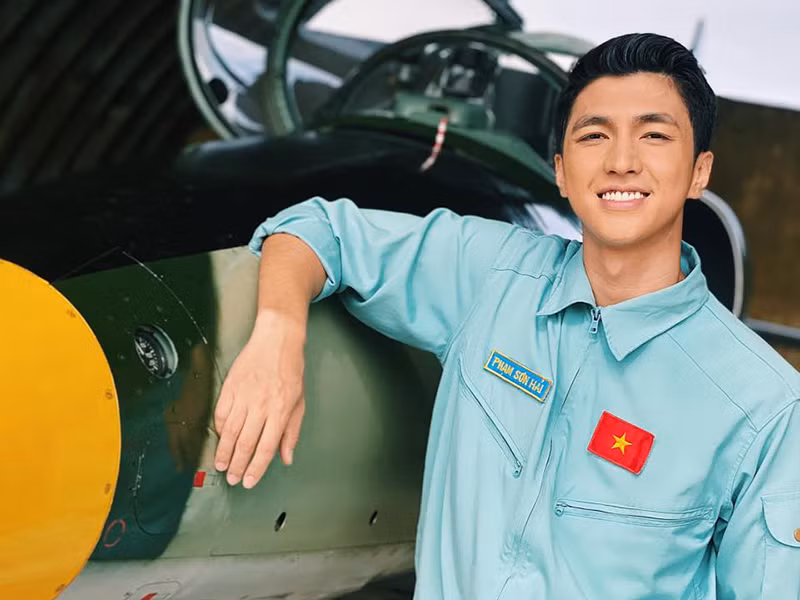Bình An cũng đóng phim “Yêu hơn cả bầu trời”. Vai diễn của anh là Hải - một học viên phi công muốn nối nghiệp bố đã hy sinh.