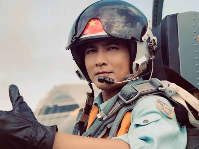 Trong “Yêu hơn cả bầu trời”, Quang Sự đảm nhận vai Phong - thầy giáo trường Sĩ quan không quân, phụ trách huấn luyện Hải, Thiên và Lâm. Ảnh: VTV