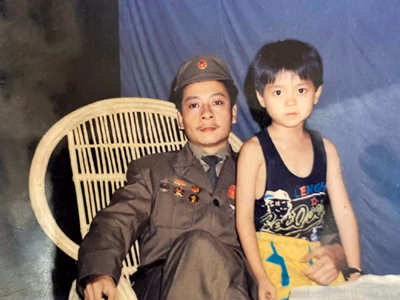 Vợ chồng nghệ sĩ Hoàng Dũng có hai người con trai: Hoàng Duy và Hoàng Dương. Theo Gia đình &amp; xã hội, Hoàng Duy là diễn viên nhí một thời. Anh từng đóng phim "Bà và cháu", "Món quà năm mới", "Vị khách đêm giao thừa", tham gia các tiểu phẩm của "Thư giãn cuối tuần". Tuy nhiên, khi lớn lên, Hoàng Duy không nối nghiệp bố mà chọn công việc kinh doanh. Ảnh: Gia đình &amp; xã hội