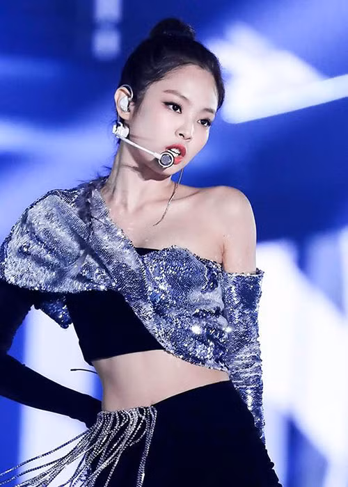 Bạn gái tin đồn mới nhất của G-Dragon sinh năm 1996. Ngoài tài năng ca hát, cô còn được chú ý bởi nhan sắc xinh đẹp.