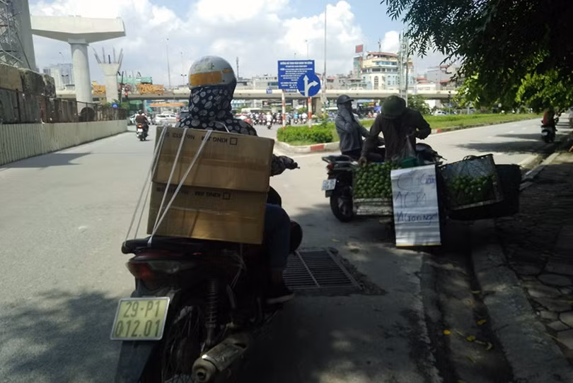 Nhấn mạnh trong đề án "Thí điểm quản lý cửa hàng kinh doanh trái cây trên địa bàn các quận nội thành”, Hà Nội sẽ tăng cường kiểm tra và xử lý nghiêm các hành vi vi phạm, không chấp hành quy định trong hoạt động kinh doanh trái cây. Đồng thời sẽ xóa bỏ các điểm kinh doanh lấn chiếm vỉa hè, lòng đường, nơi công cộng... không đảm bảo điều kiện an toàn thực phẩm, trật tự đô thị. Ảnh chụp tại đường Xuân Thủy (Quận Cầu Giấy, Hà Nội).