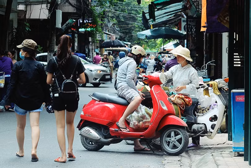 Đáng nói, các loại trái cây đều được người bán giới thiệu cho người mua là ngon, rẻ, có nguồn gốc từ những vùng quê nổi tiếng. Tuy nhiên, những lời quảng cáo chỉ được nói bằng miệng. Ảnh chụp tại Thanh Xuân Bắc (Quận Thanh Xuân, Hà Nội).