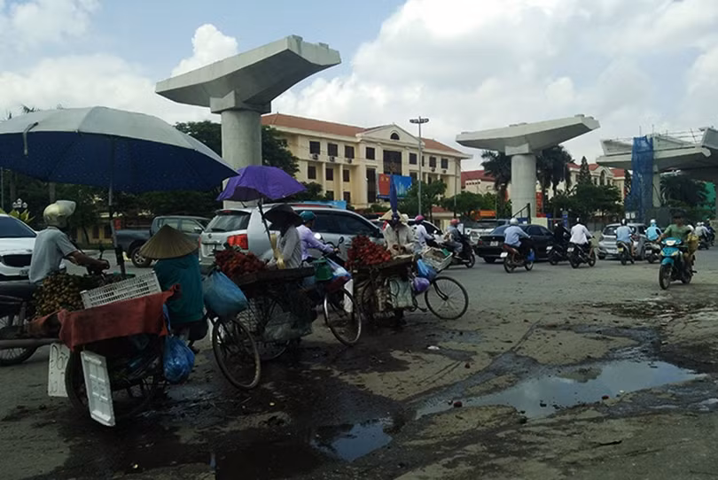 Khu vực những người tập trung bán trái cây tự phát trên đường Hồ Tùng Mậu rất bẩn, nước thải bốc mùi hôi thối chảy lênh láng ngay các sạp hàng hoa quả.
