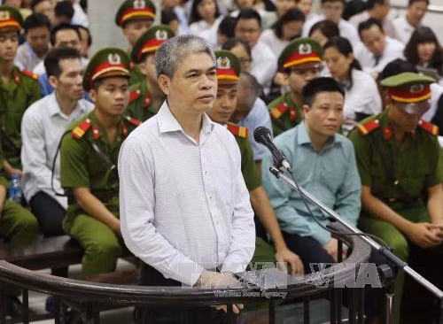 Bị cáo Nguyễn Xuân Sơn - nguyên Tổng Giám đốc Ngân hàng Thương mại cổ phần Đại Dương – Oceanbank đứng trước vành móng ngựa. Ảnh: TTXVN.