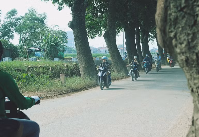 Nhiều người phải sử dụng một tay để điều khiển xe máy, tay còn lại để che miệng, mũi, mắt khỏi bụi vô cùng nguy hiểm.