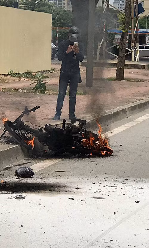 Xe may bong chay ngun ngut giua duong Ha Noi
