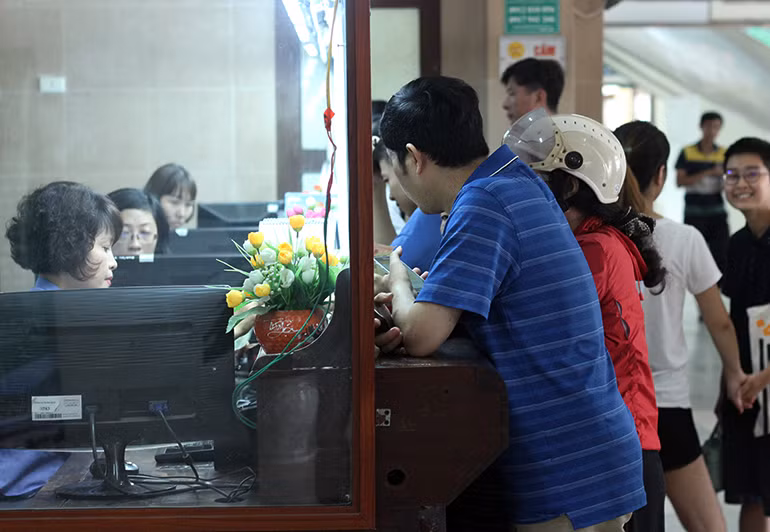Khu vực quầy bán vé phía Nam tại ga Hà Nội rất đông khách. Trước thông tin đề xuất di dời ga Hà Nội, không khí nơi đây vẫn nhộn nhịp như bình thường.