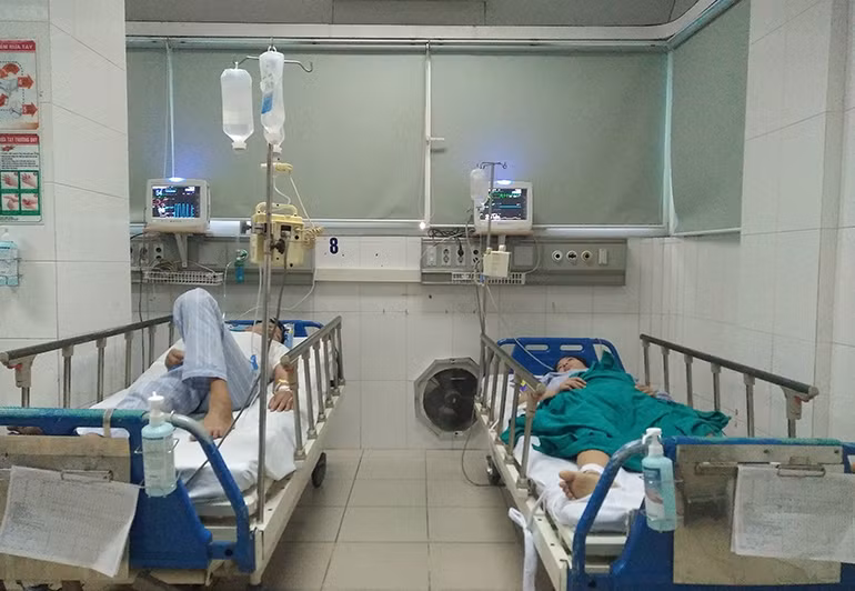 Lãnh đạo Bệnh viện Nhiệt đới Trung ương cho hay, số bệnh nhân sốt xuất huyết nhập viện điều trị từ ngày 18-20/8 là 200. Số bệnh nhân tự đến khám sốt xuất huyết rất cao (mỗi một ngày có khoảng 50 người đến khám). Tình hình bệnh nhân sốt xuất huyết đến điều trị tại đây tăng vọt lên từ tháng 5, và lên cao nhất là hai tháng qua. Những ngày tới, lượng bệnh nhân vẫn có dấu hiệu tiếp tục tăng lên.