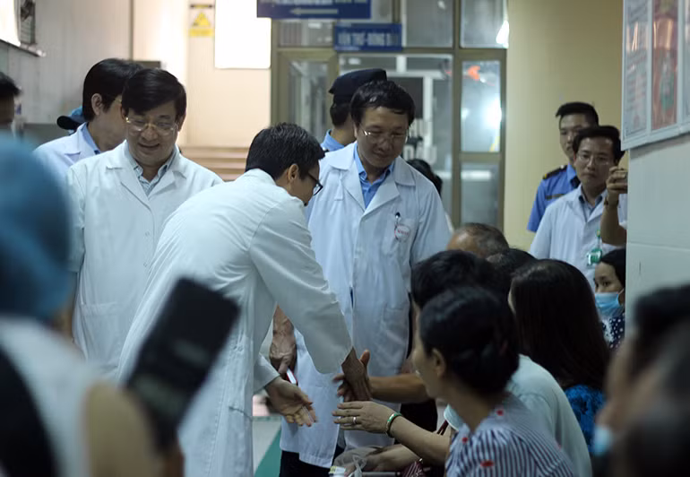 Phó Thủ tướng cởi mở, bắt tay, chia sẻ, động viên trước nỗi lo dịch bệnh sốt xuất huyết với bệnh nhân cùng người nhà.
